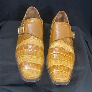 Crocodile Pattern Leather Shoes with Buckle